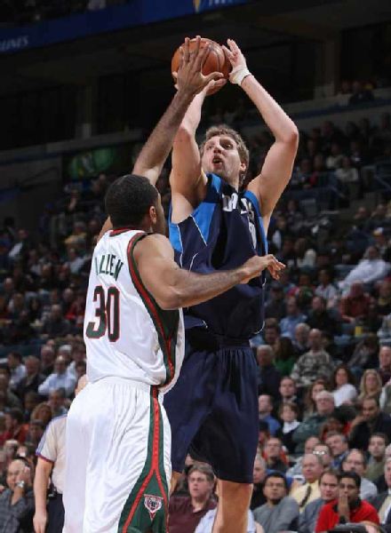 形成鲜明对 形成鲜明对